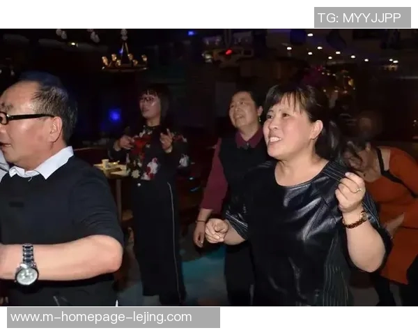 足球明星同框瞬间大集合精彩视频盘点尽享球场魅力与友谊的美好时刻